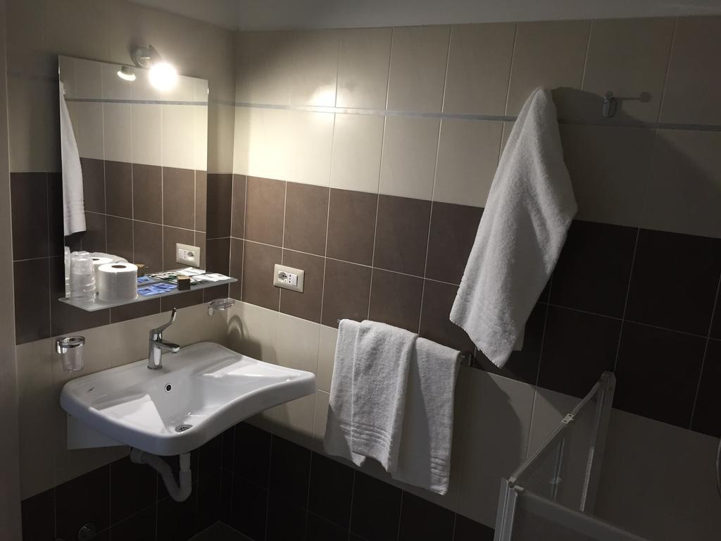 Hotel Montecarlo Milán Habitación foto