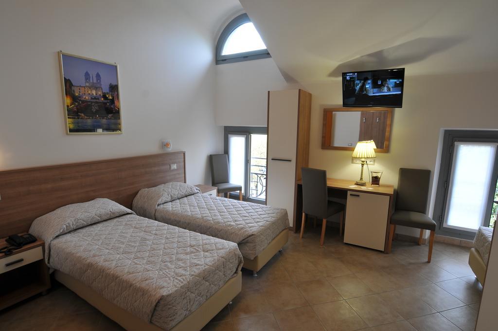 Hotel Montecarlo Milán Habitación foto